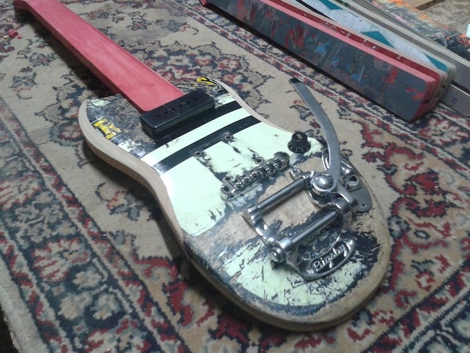 Skateboard Guitars by DLX & Haroshi skate_guitar04