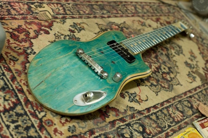 Skateboard Guitars by DLX & Haroshi skate_guitar06
