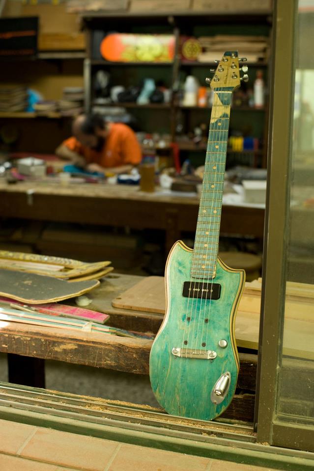 Skateboard Guitars by DLX & Haroshi skate_guitar07