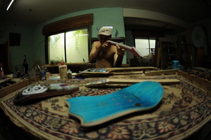 Skateboard Guitars by DLX & Haroshi skate_guitar12