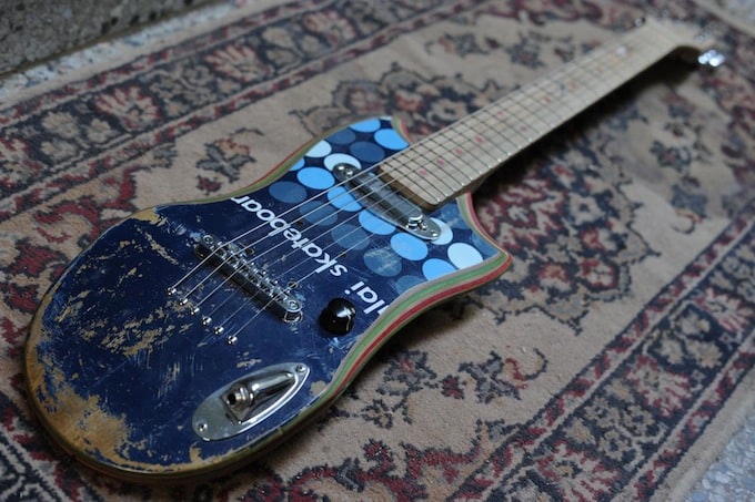 Skateboard Guitars by DLX & Haroshi skate_guitar16