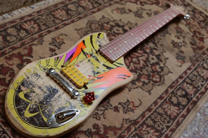 Skateboard Guitars by DLX & Haroshi skate_guitar17