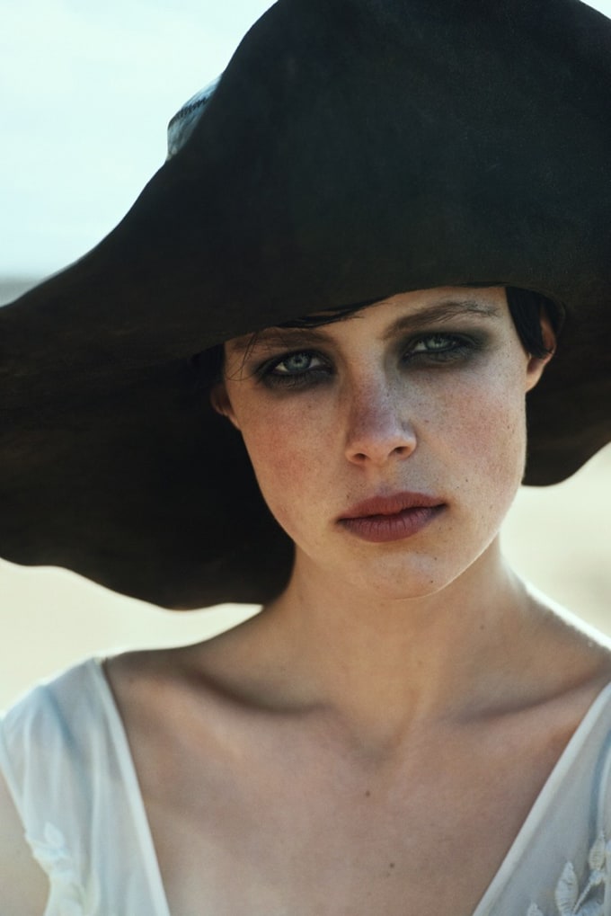 Walk through Morocco with Vogue US peter-lindbergh-edie-campbell11