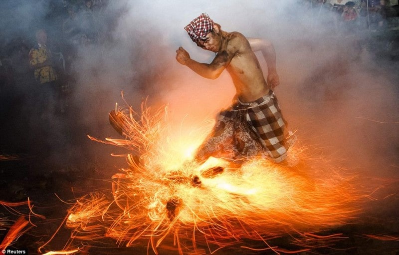 Reuters' Most Powerful Photos of the Year 2013 article-2516663-19c53ede00000578-413_964x616
