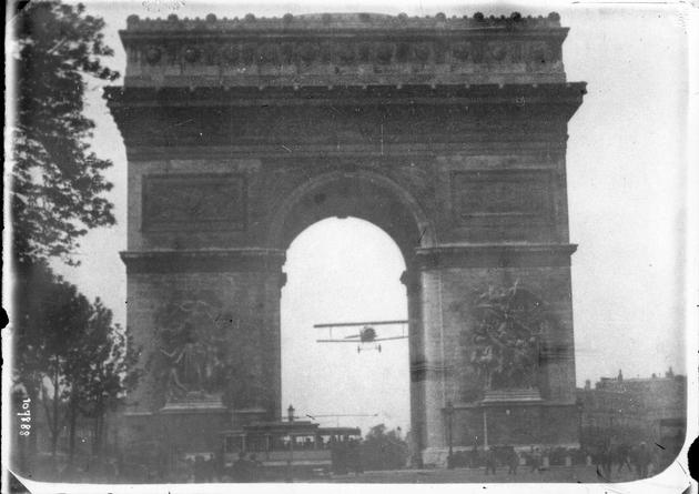 fly through the arc de triomphe