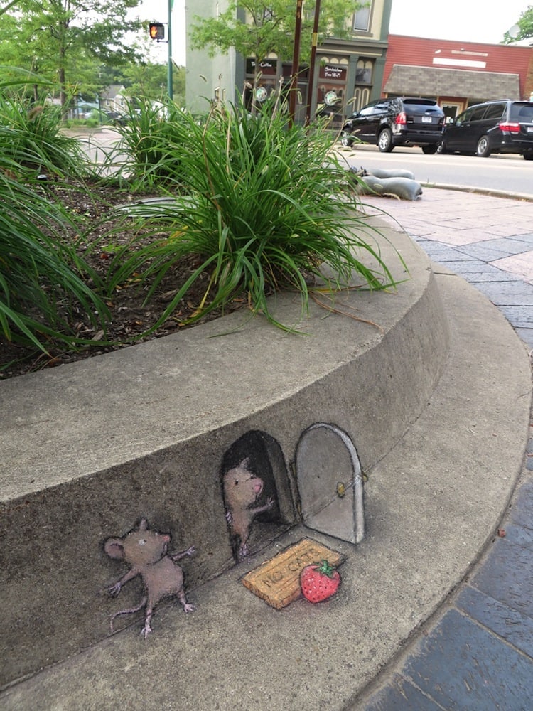 Chalk_and_Charcoal_Art_by_David_Zinn_in_the_Streets_of _Ann_Arbor_Michigan_2014_05