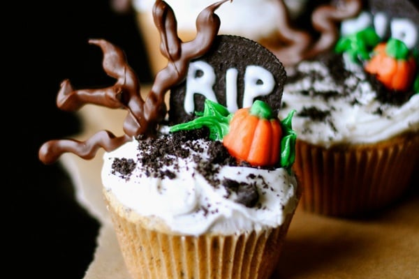 10 Cute and Creative Halloween Cupcakes graveyard-cupcakes-from-how-to-simplify
