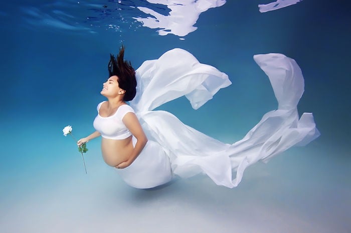 Stunning Underwater Maternity Photosession mermaidmoms06