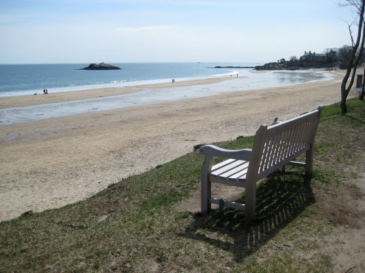 Пляж в манчестере. Стеклянный пляж сша. Поют на пляже. Массачусетс пляжи. Остров герасимова приморский край.