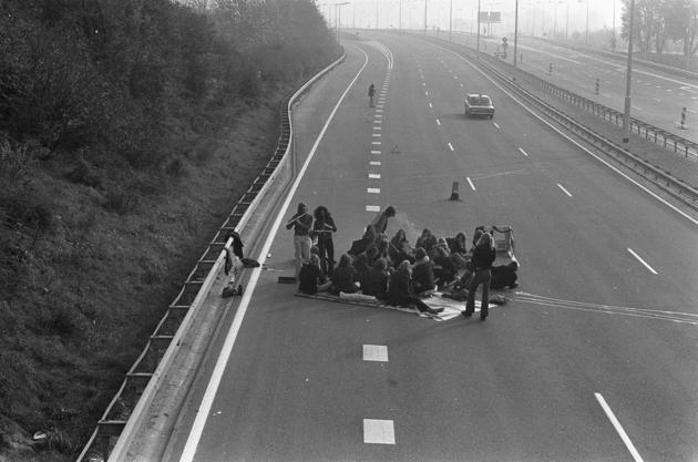 Photos of 38 Rarely Seen Moments of World History highway picnic during the oil crisis, 1973