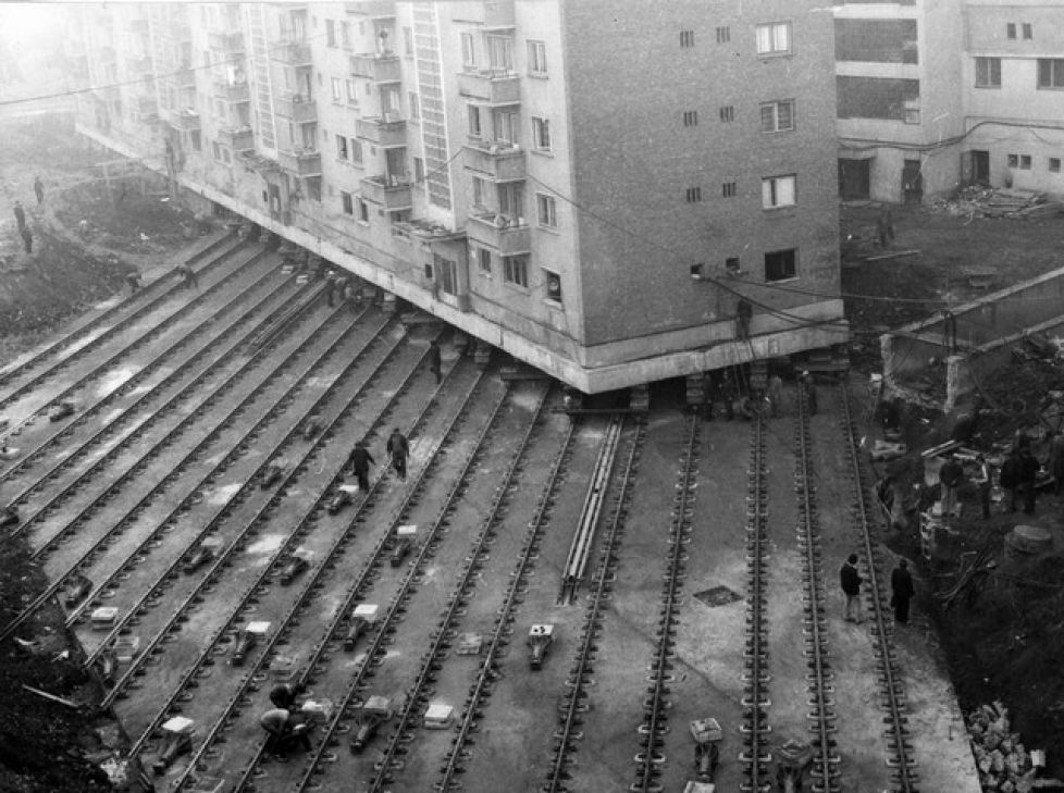Photos of 38 Rarely Seen Moments of World History moving a 7600 ton apartment building to create a boulevard in alba iulia, romania, 1987