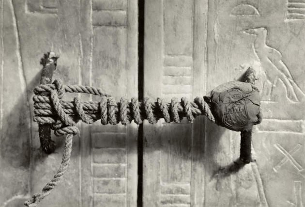 Photos of 38 Rarely Seen Moments of World History the unbroken seal on tutankhamun’s tomb, 1922 (3,245 years untouched)
