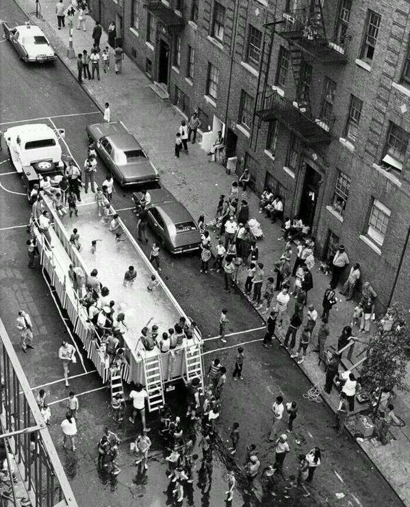 Photos of 38 Rarely Seen Moments of World History a swimmobile in new york city, 1960