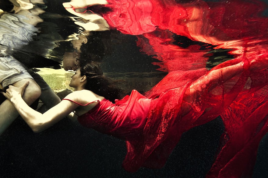 Underwater Engagement Photosession: New Trend for a New Year adamoprisphotography30__880