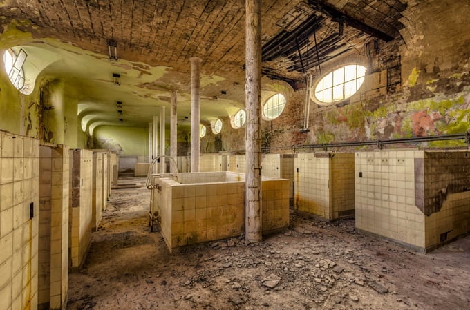 old decay bathhouse