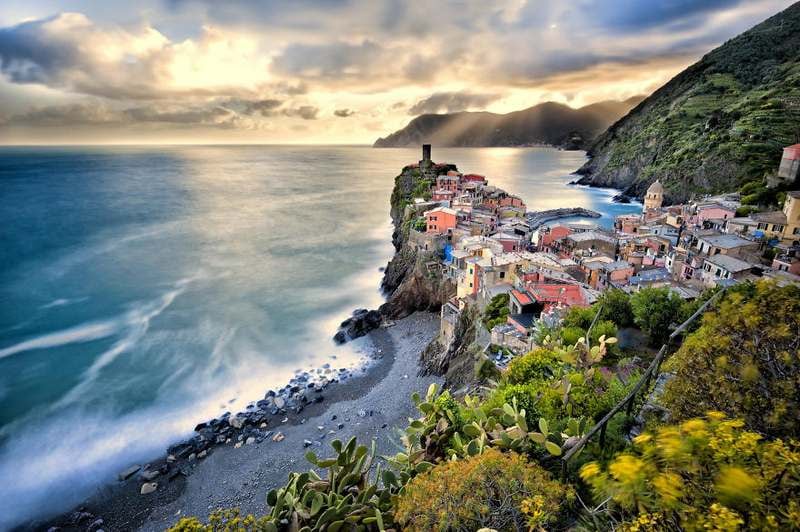 vernazza italy1 top 15 most stunning cliff side towns and villages 
