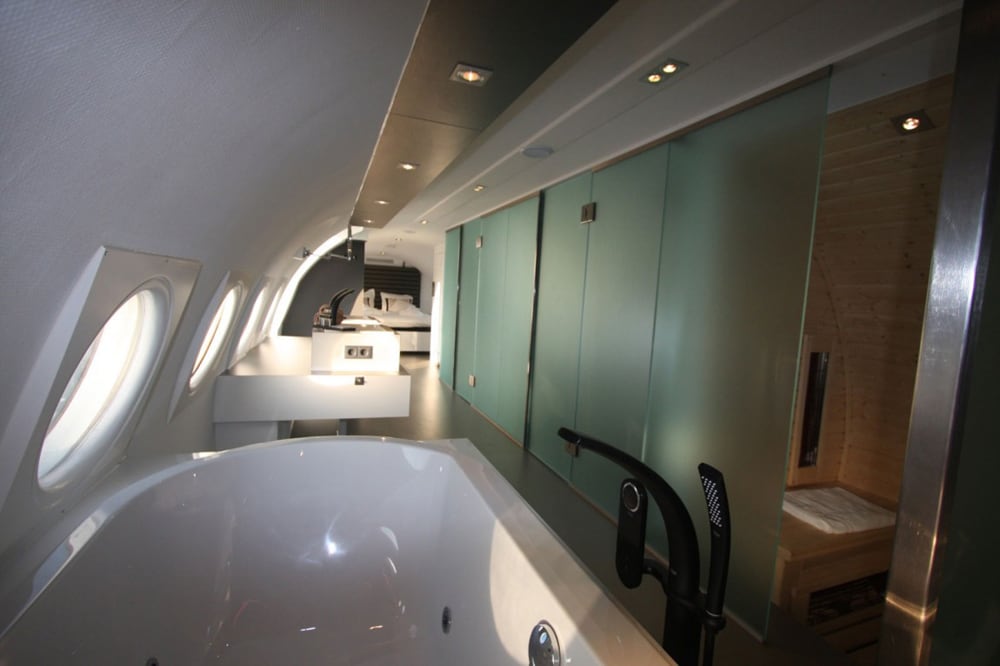 airplane_suite_13