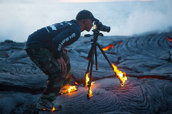 16 Photographs Of Photographers Photographing QhJSrFU