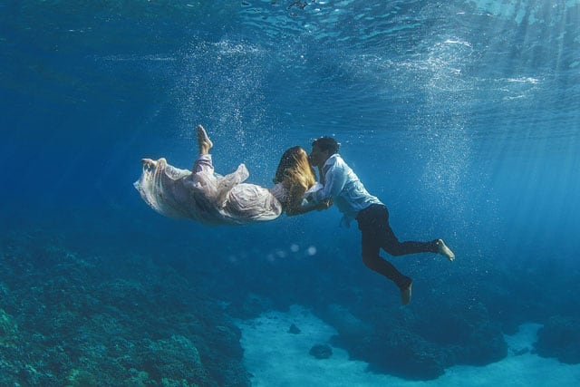 Amazing Under Water Pre-Wedding Shoot Off the Coast of Maui the-underwater-wedding-portraits_0