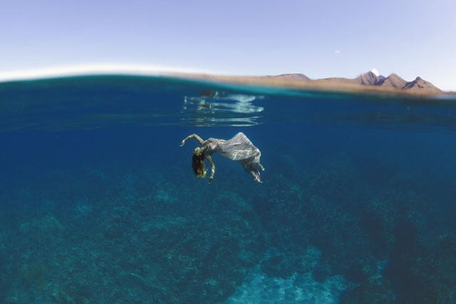Amazing Under Water Pre-Wedding Shoot Off the Coast of Maui the-underwater-wedding-portraits_2