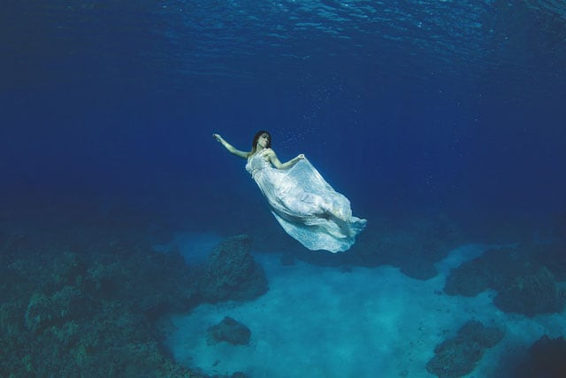 Amazing Under Water Pre-Wedding Shoot Off the Coast of Maui the-underwater-wedding-portraits_4