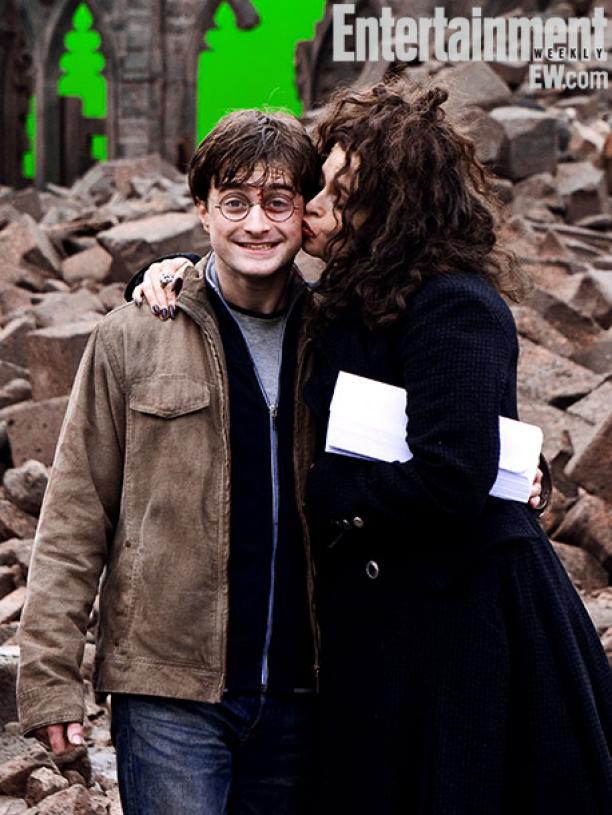 Harry Potter: 19 Amazing Behind-The-Scenes From the Entire Series Daniel Radcliffe and Helena Bonham Carter on set at Hogwarts Courtyard, Harry Potter and the Deathly Hallows — Part 2 (2011) Image Credit: Jaap Buitendijk