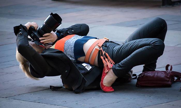 16 Photographs Of Photographers Photographing qZOgftP