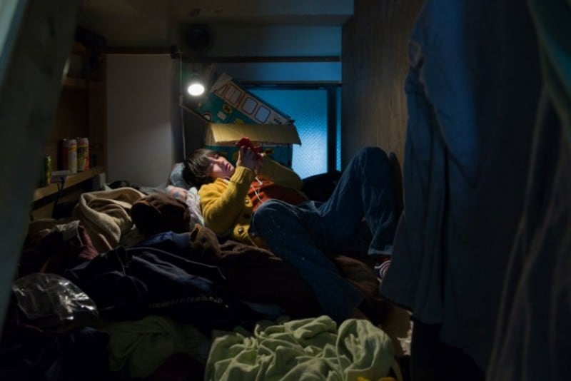 Shocking Photographs Showing What It Means To Live In A "Small" Space home-hotel-photography-enclosed-living-small-won-kim-japan-10