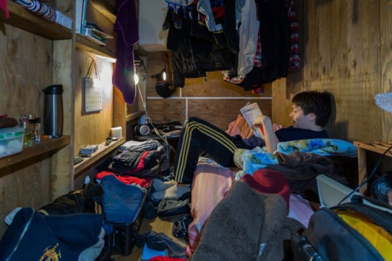 Shocking Photographs Showing What It Means To Live In A "Small" Space home-hotel-photography-enclosed-living-small-won-kim-japan-2
