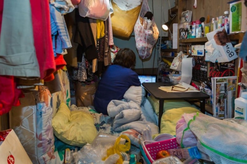 Shocking Photographs Showing What It Means To Live In A "Small" Space home-hotel-photography-enclosed-living-small-won-kim-japan-3