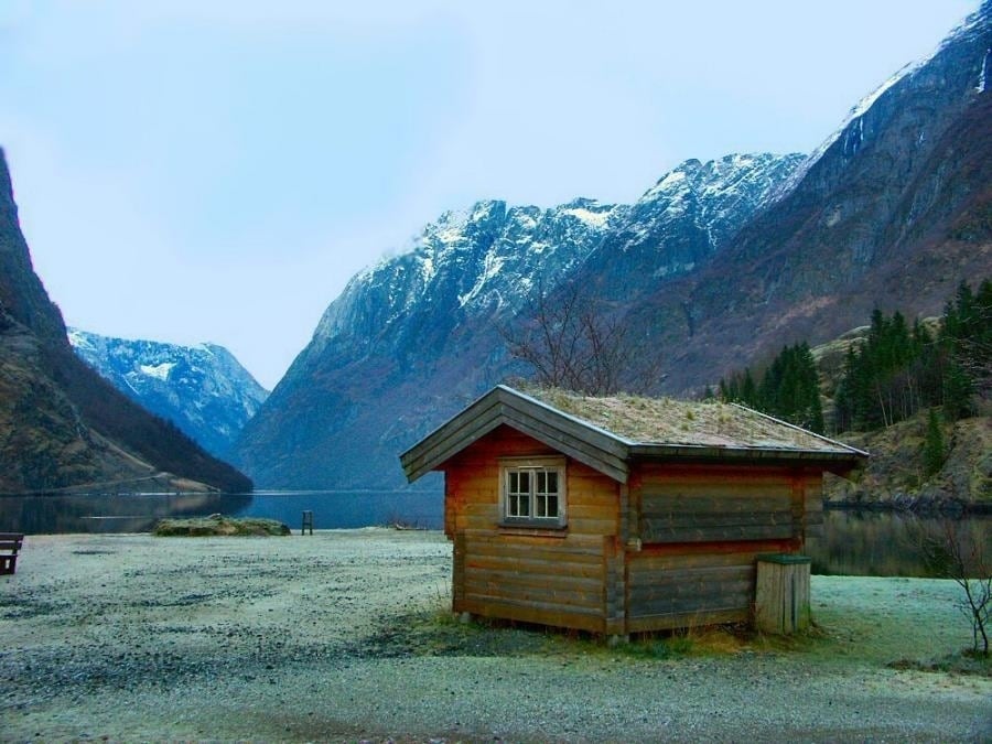 the-most-beautiful-abandoned-cabins-waiting-for-owners-to-come-16