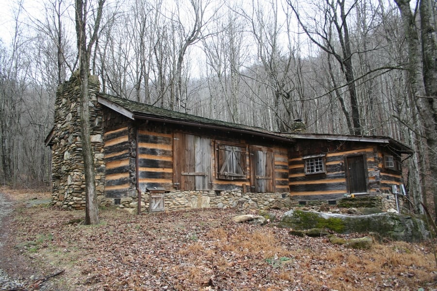 the-most-beautiful-abandoned-cabins-waiting-for-owners-to-come-26