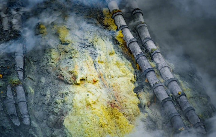 Photographer Documents The Difficult Labor of Sulfur Miners at Indonesia's Kawah Ijen Volcano davidedeconti12