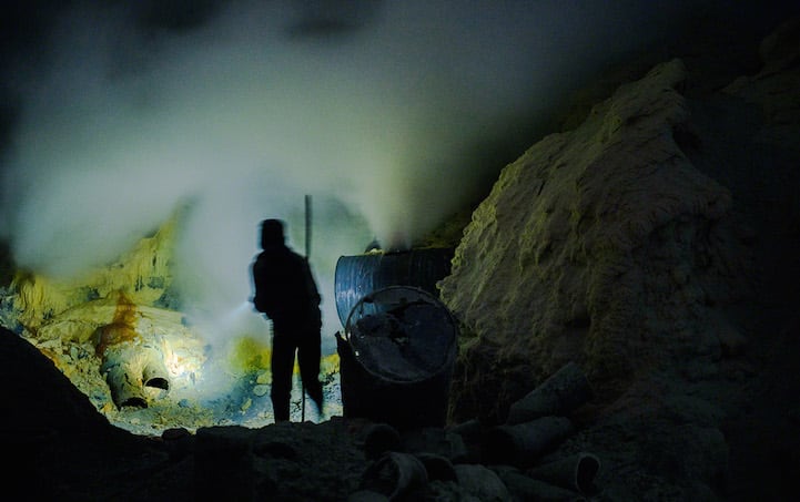 Photographer Documents The Difficult Labor of Sulfur Miners at Indonesia's Kawah Ijen Volcano davidedeconti2