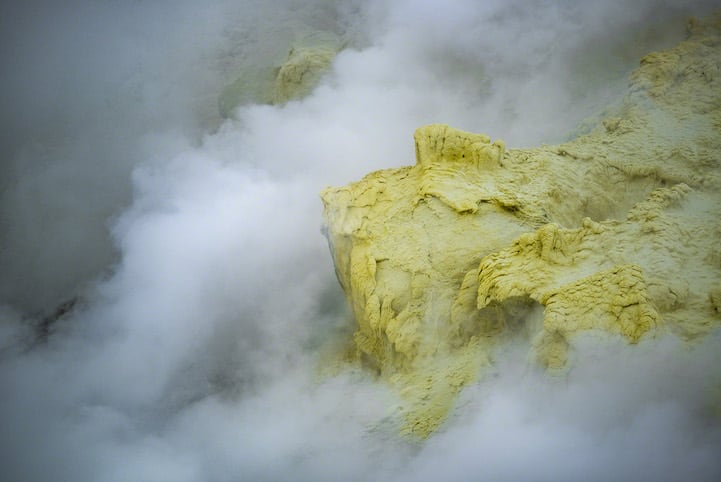 Photographer Documents The Difficult Labor of Sulfur Miners at Indonesia's Kawah Ijen Volcano davidedeconti4