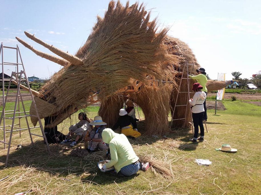 dinosaur-straw-sculptures-wara-art-festival-2015-niigata-japan-17