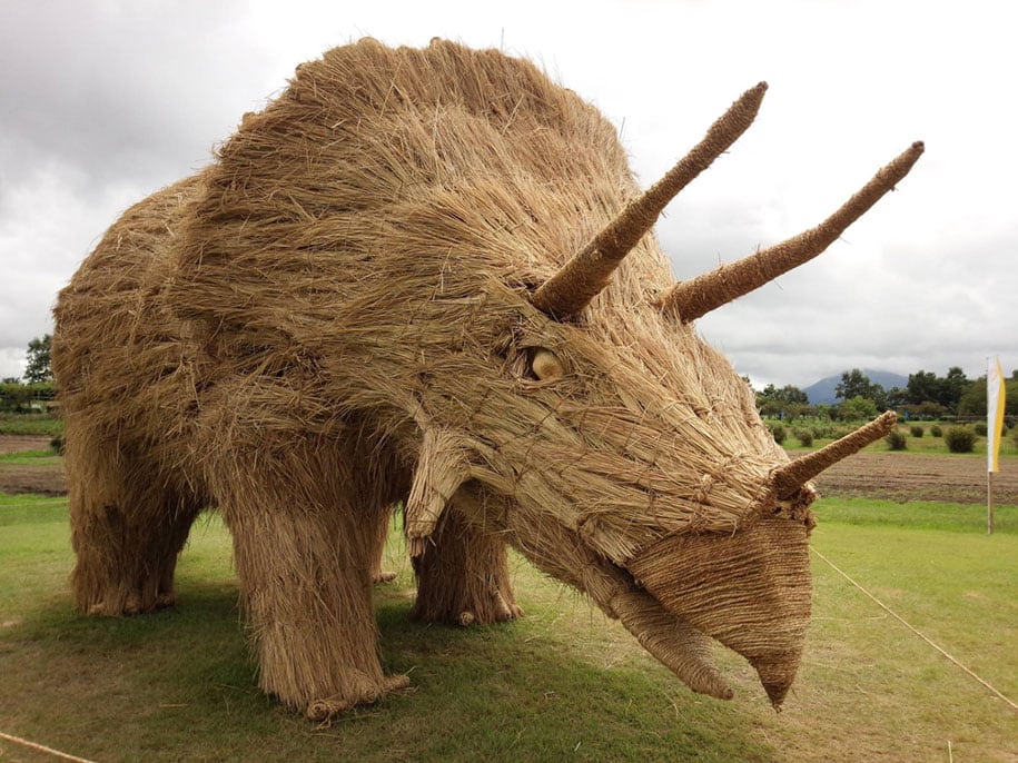 dinosaur-straw-sculptures-wara-art-festival-2015-niigata-japan-21