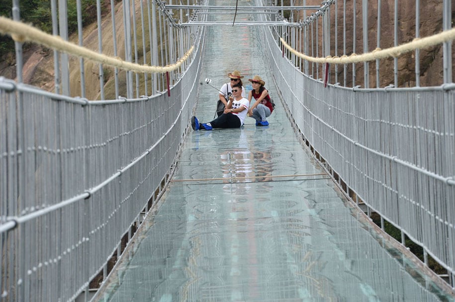 longest-glass-walkway-bridge-scary-shiniuzhai-geopark-china-11