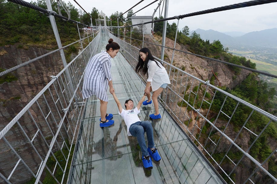 longest-glass-walkway-bridge-scary-shiniuzhai-geopark-china-8