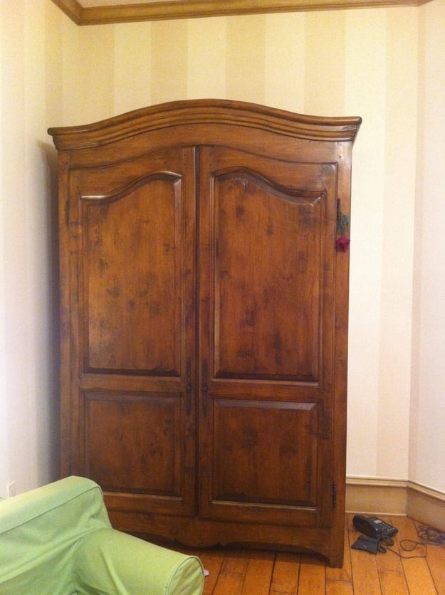 hidden Narnia room in a wardrobe
