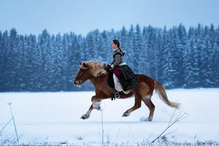 Striking Photos Shows Young Woman Living Off-the-Grid in Northern Finland brice-portolano-arctic-love-fy-12