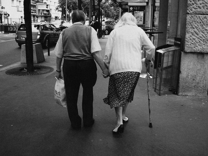 Black and White Photos of Old Couples in Love 9e696 OldPeopleHoldingHands1