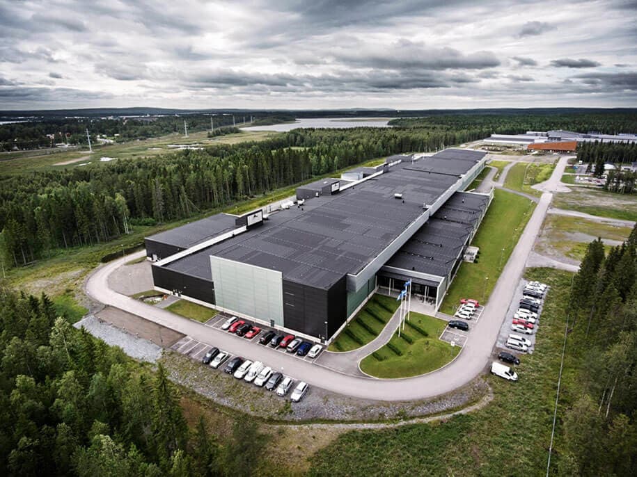 First-Ever Look Into Facebook’s Huge Arctic Server Farm facebook-server-farm-sweden-3