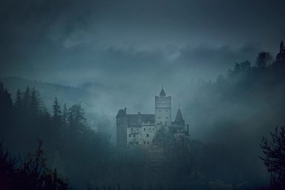 night-draculas-castle-transylvania-1