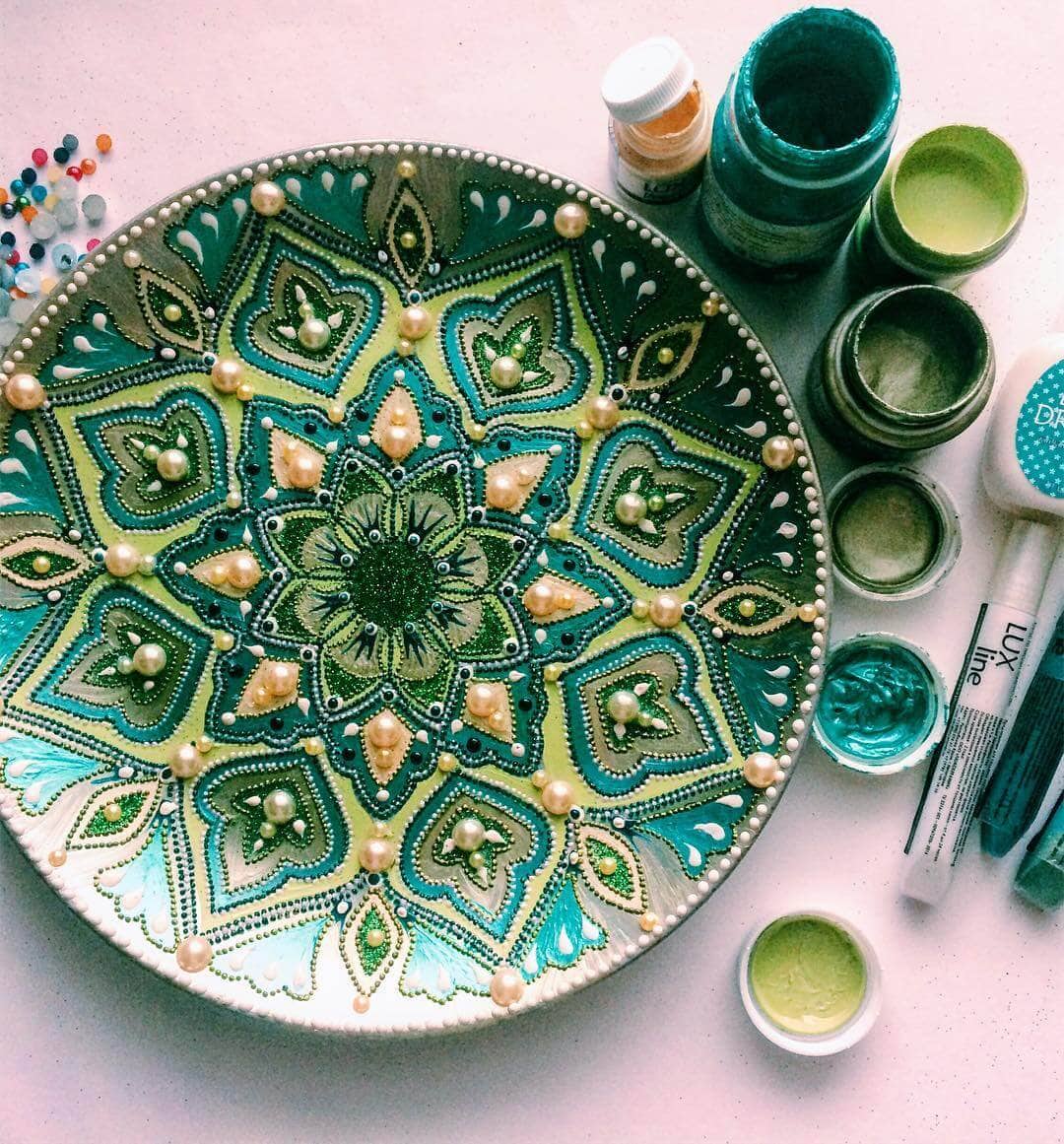 Detailed Plates Created With Hundreds Of Little Dots | FREEYORK