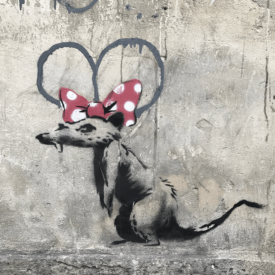 Бэнкси художник. Уличный художник Banksy. Английский художник граффити Бэнкси. Париж граффити Бэнкси.