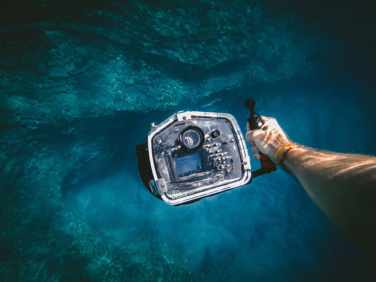 Камера для подводной съемки. Для подводной съемки. Фотоаппарат под водой. Камера под водой. Фотографирование под водой.