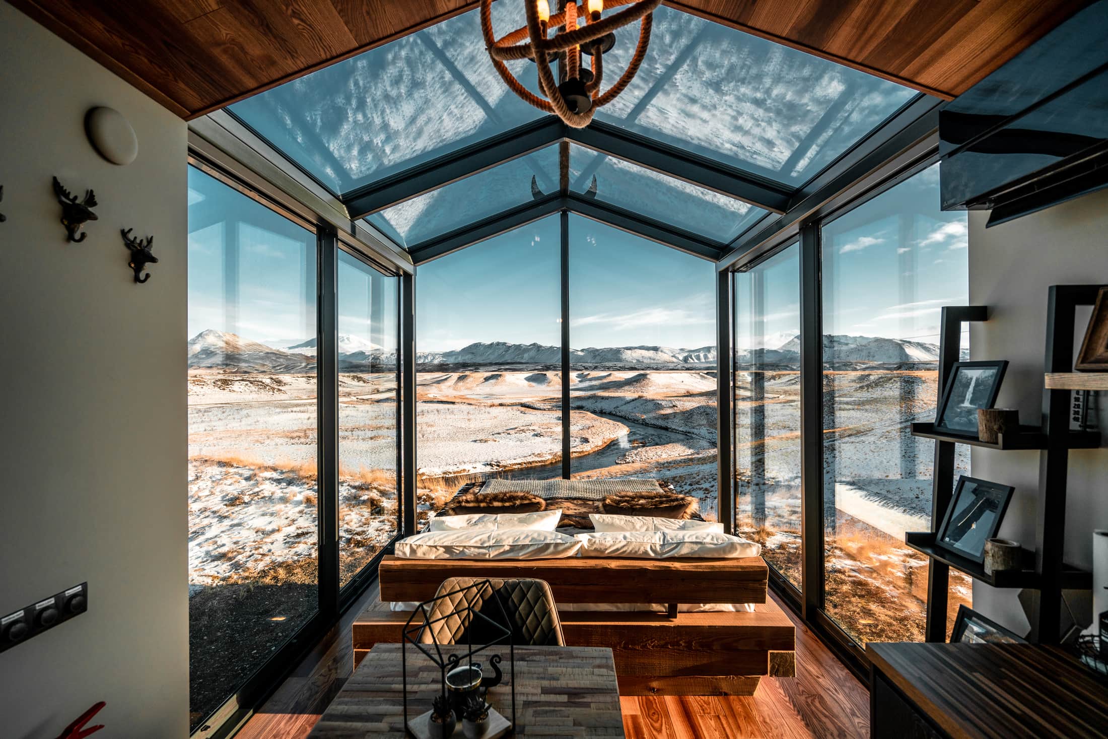 Со стеклянным. Исландия отели стеклянный. Panorama Glass Lodge Iceland. Домик со стеклянной крышей. Домики с прозрачной крышей.