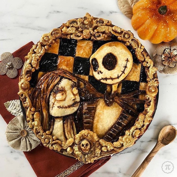 A baker creates spooky pie crust designs that perfect for Halloween