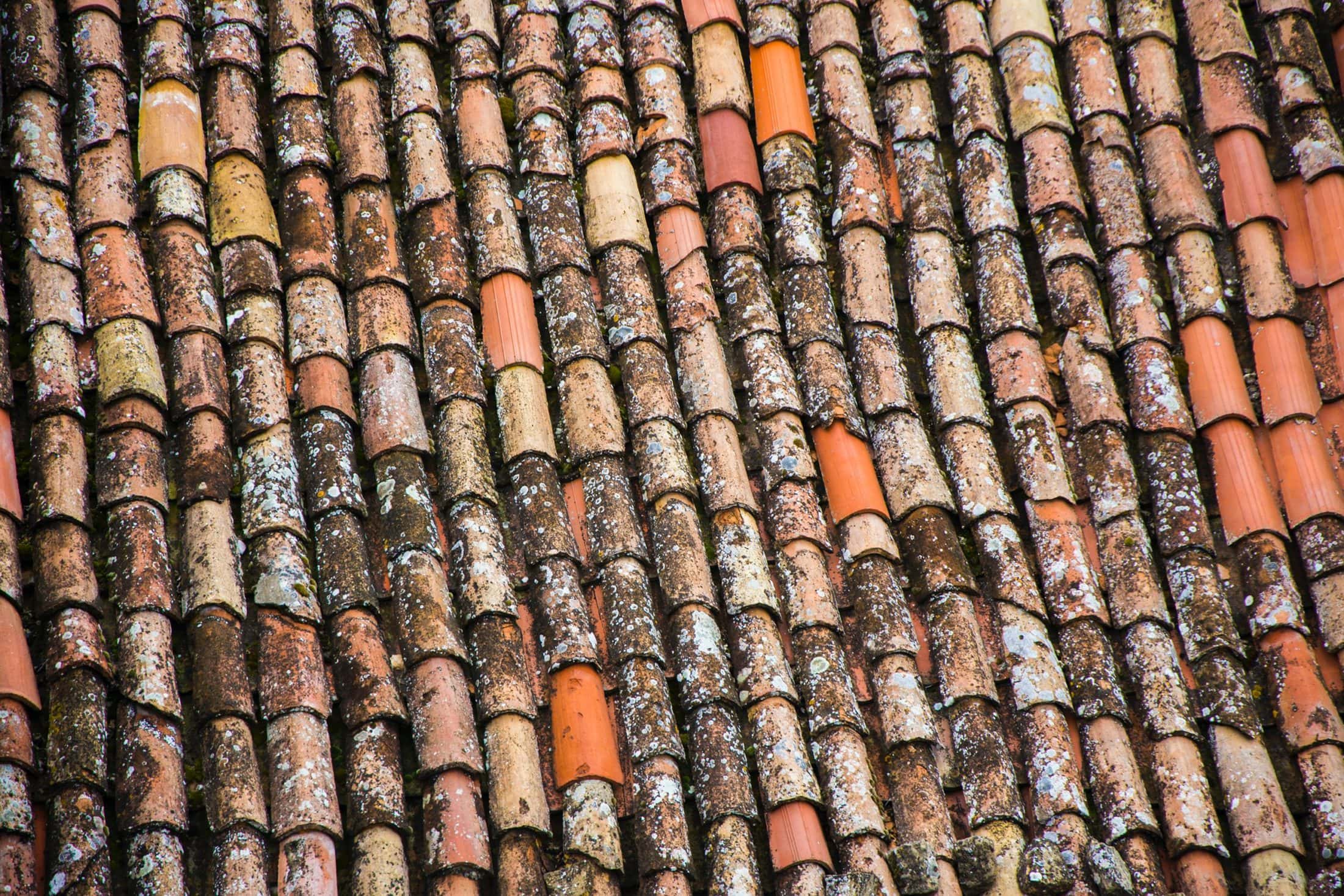 The browns the roof. Средневековая глиняная черепица. Черепица керамическая Средневековая. Черепица в древней Греции. Черепичная глиняная кровля.